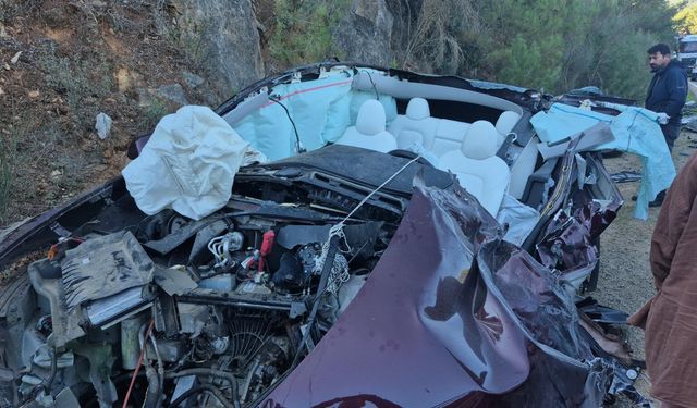 TIR ile çarpışan otomobil, demir yığınına döndü; 2 yaralı