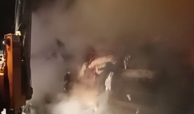 TIR'da yangın çıktı; yol 3 saat ulaşıma kapandı