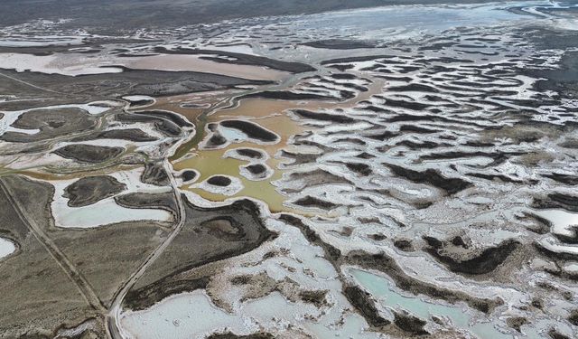 Tuz Gölü'nde suların çekilmesiyle oluşan tuz kütleleri ilgi odağı haline geldi
