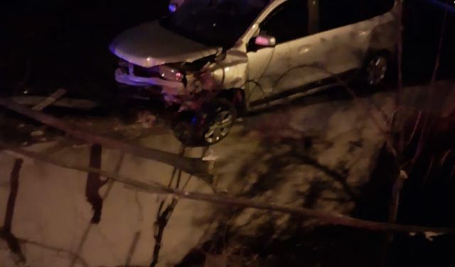 Virajı alamayan otomobil, evin damına düştü: 4 yaralı