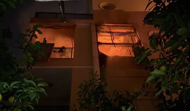 Yangında ayakları yanan kadın ile kedisine, komşuları yanık kremiyle müdahale etti