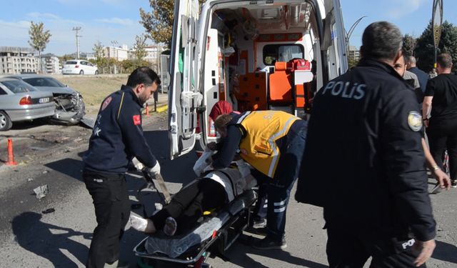 Yaya geçidinde otomobilin çarptığı kadın ile sürücü yaralandı