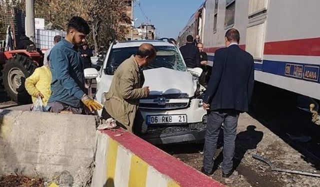 Yük treni, hemzemin geçitte otomobile çarptı; sürücü kaçtı (2)