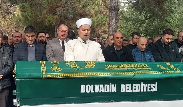 Zehirlenme şüphesiyle hayatını kaybeden aile; baba, 2 çocuğu ve eşinin yanına defnedildi