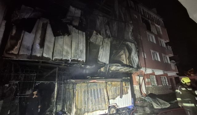 3 katlı binada çıkan ve bitişiğindeki 4 katlı binaya sıçrayan yangın söndürüldü