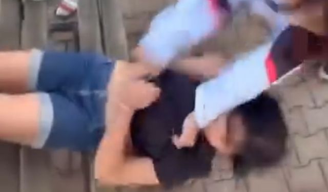 Akranları, kız öğrenciyi tekme- yumruk dövüp saçından sürükledi; o anlar kamerada