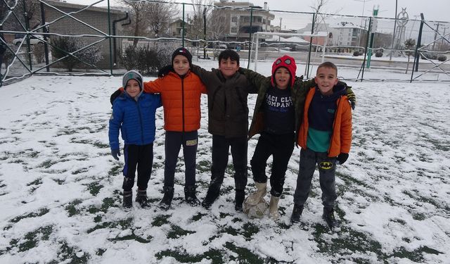 Aksaray'a kar yağdı; çiftçinin yüzü güldü