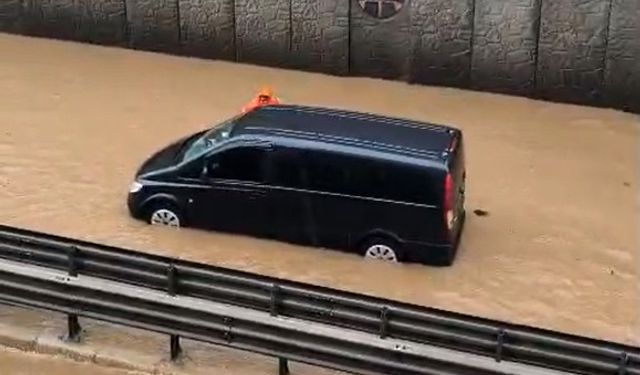 Alanya'da sağanak sonrası alt geçitte mahsur kalan 8 kişi kurtarıldı