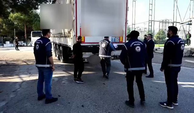 Amasya’da plastik ham madde yüklü TIR’dan 13 kaçak göçmen çıktı