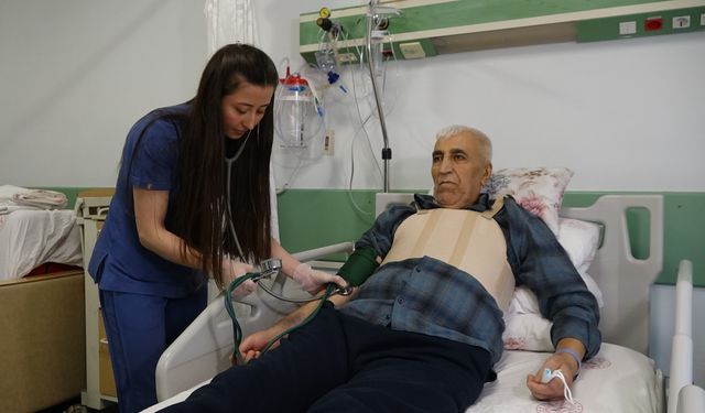 Ana atardamarında ciddi genişleme saptanan hasta hibrit cerrahisi ile sağlığına kavuştu 