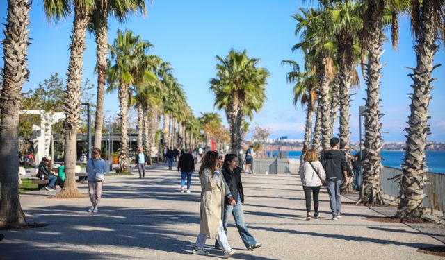 Aralık ayında denize girip, güneşlendiler