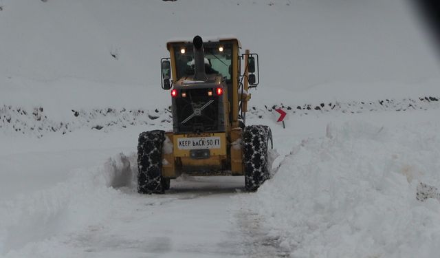 Artvin’de kar nedeniyle araçlar yolda kaldı, sürücüler ateş yakıp ısındı