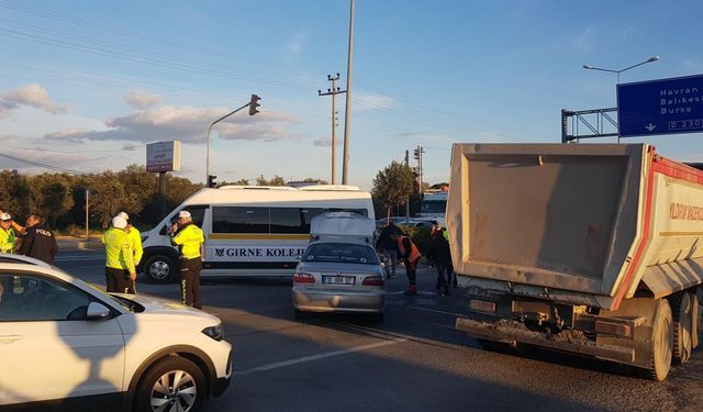 Balıkesir'de öğrenci servisi ile otomobil çarpıştı: 7 yaralı   