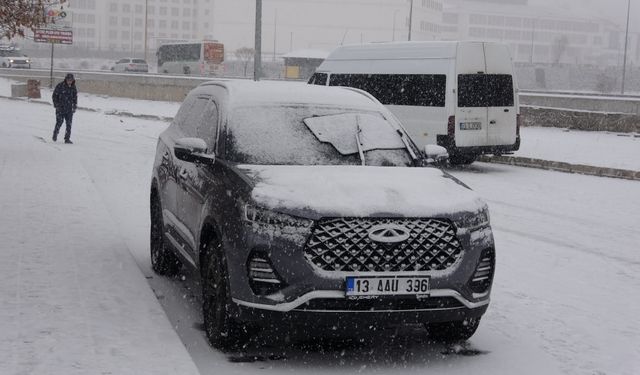 Bitlis merkez ve Güroymak ilçesinde köy okulları ve taşımalı eğitime kar tatili