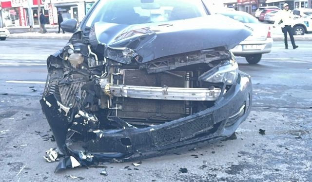 Bitlis'te otomobil ile çarpışan motosikletin sürücüsü yaralandı