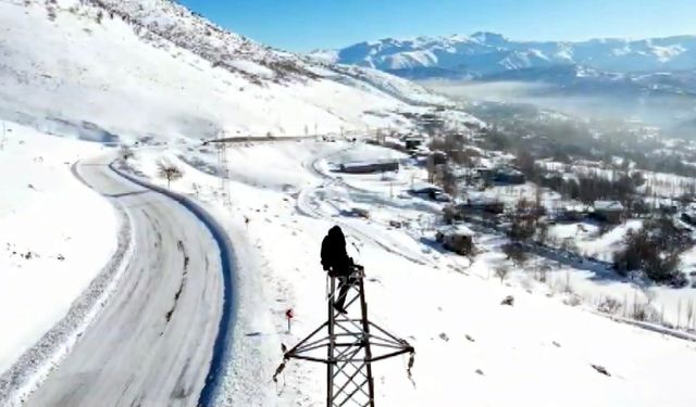 Bitlis'te yüksek gerilim hattında zorlu kış mesaisi