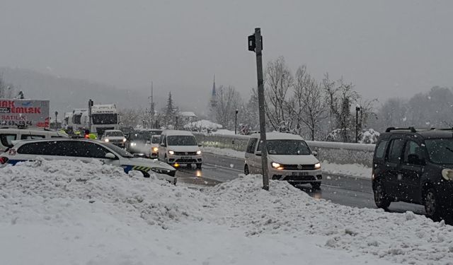 Bolu Dağı geçişinde yoğun kar yağışı (2)