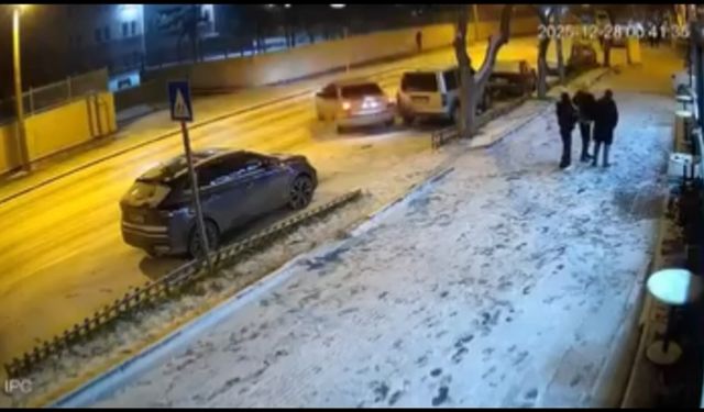 Buzlanan yolda otomobilin park halindeki 2 araca çarptığı kaza kamerada