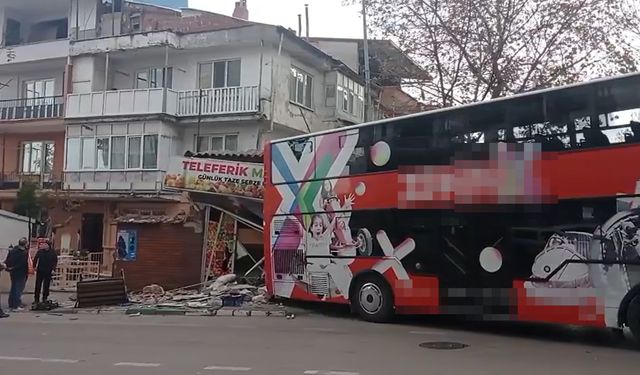 Çift katlı otobüs, otomobil ile manav dükkanına çarptı