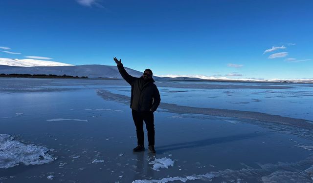 Çıldır Gölü'nün yüzeyi, buz tutmaya başladı / Ek fotoğraflar