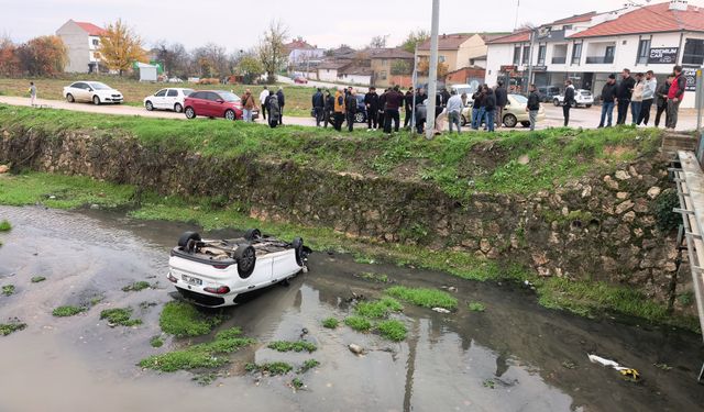 Dere yatağına yuvarlanan otomobildeki 3 kişi yaralandı
