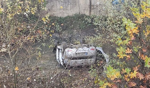 Dereye uçan otomobilde sıkışan sürücü yaralandı