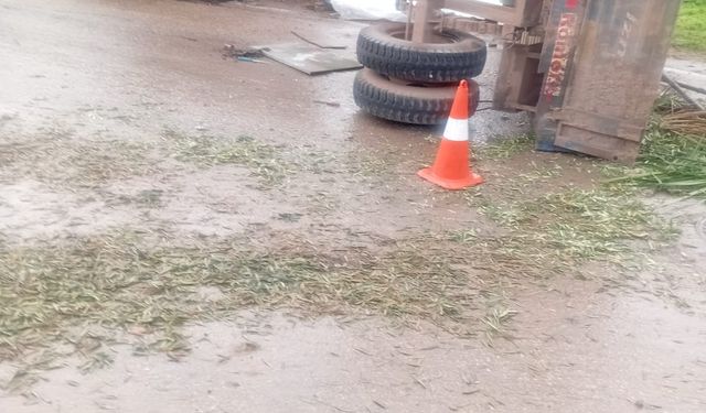 Devrilen traktörün altında kalan sürücü öldü