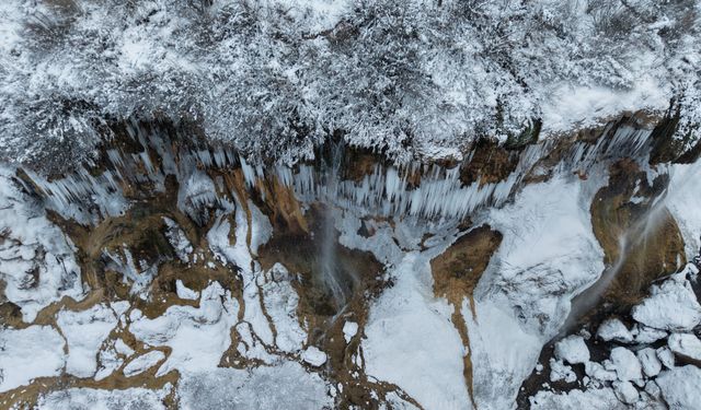 Dipsizgöl Şelalesi'nde kış güzelliği; dev sarkıtlar oluştu