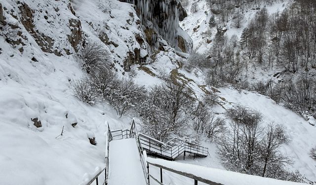 Dipsizgöl Şelalesi'nde kış güzelliği; dev sarkıtlar oluştu/Ek fotoğraflar