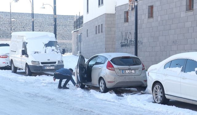 Diyarbakır'da beyaza bürünen tarihi mekanlar dronla görüntülendi
