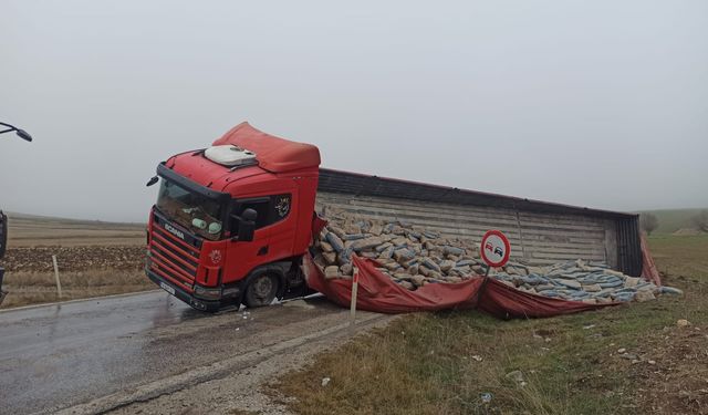 Dorsesi yan yatan TIR’a çarpan hafif ticari araçtaki çift yaralandı
