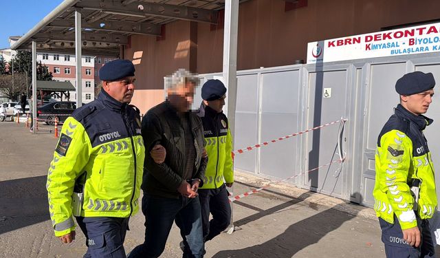 Durdurulan araçtan 15 kaçak göçmen yakalandı