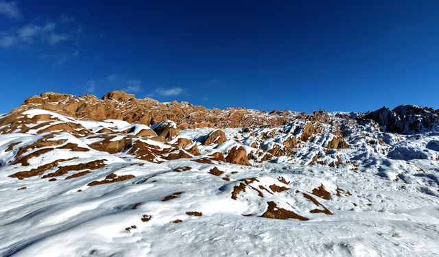 Eğribucak Kayalıkları'nda kış manzarası; Mars'a kar yağmış gibi