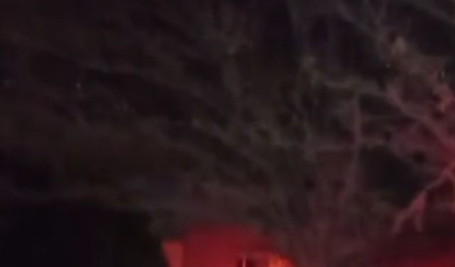 Elazığ’da yalıtım fabrikasında yangın: 16 kişi dumandan etkilendi, 1 itfaiye eri yaralandı