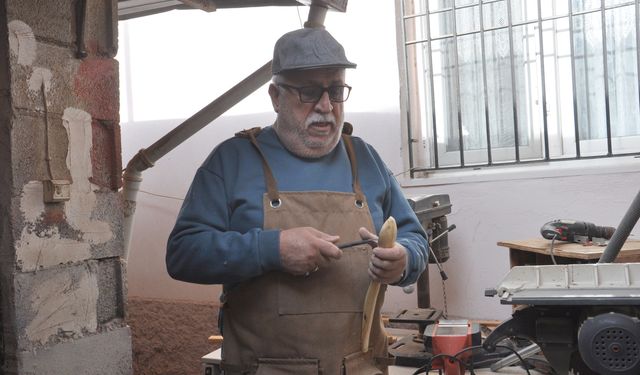 Emekli öğretmen, doğadan topladığı ağaç ve ahşap parçalarını eşyaya dönüştürüyor