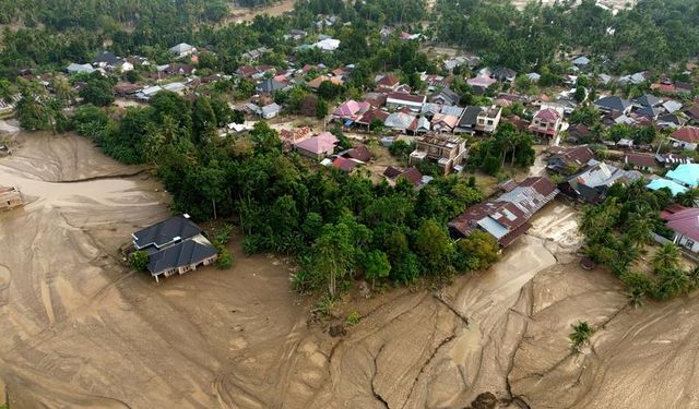 Endonezya'da şiddetli yağışların yol açtığı afetlerde hayatını kaybedenlerin sayısı 914'e yükseldi