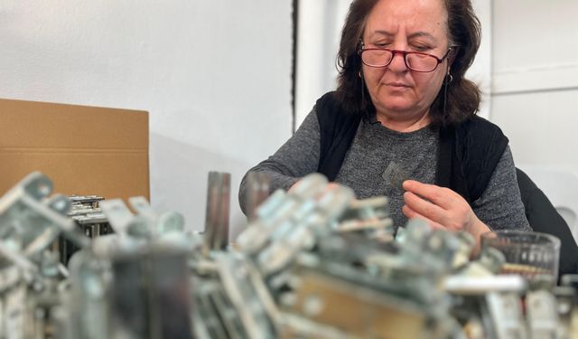 Esra muhtar, mahallesindeki kadınlara üretim atölyesi kurdu, ek gelir kapısı açtı