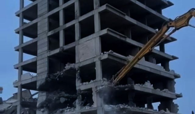 Gaziantep'te ağır hasarlı 8 katlı bina yıkıldı; o anlar kamerada