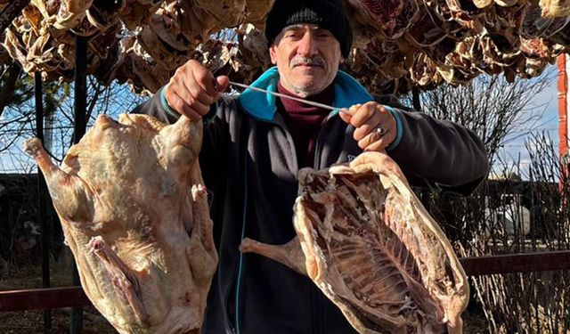 Gurbetteki Karslılar için 900 kazı keserek kurutmaya bıraktı