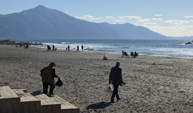 Hatay'da güneşli havanın keyfini sörf yaparak çıkardılar