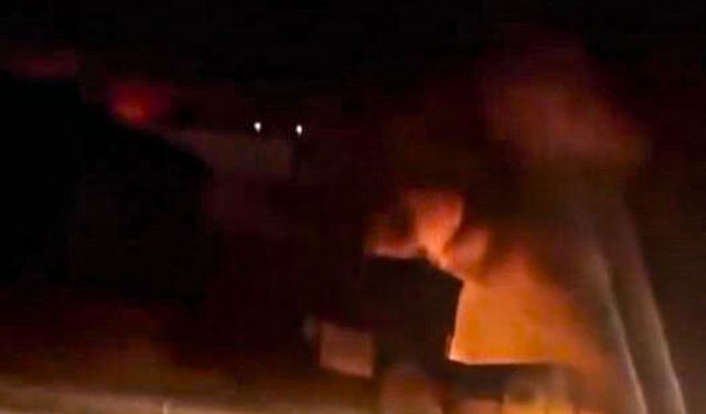 Hatay'da oto tamirhanesinde çıkan yangın, 3 iş yerine sıçradı