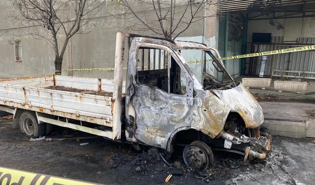 Hurda araçta çıkan yangında öldü