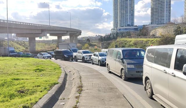 İstanbul- Başakşehir'de refüje çarpan hafriyat kamyonu karşı şeride devrildi