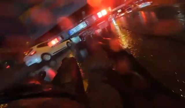 İstanbul- Beylikdüzü'nde yolda kayan motosikletin kamyonetin altına girdiği anlar kamerada 