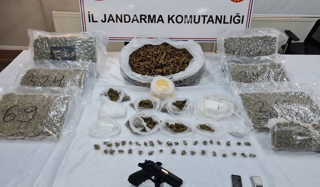  İstanbul - Eyüpsultan’da operasyon: Servis aracında piyasa değeri 30 milyon lira olan uyuşturucu bulundu