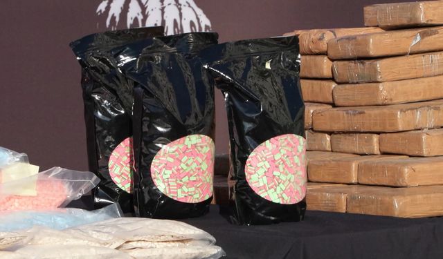 İstanbul- İstanbul'da operasyonla ele geçirilen 1 ton 144 kilo 396 gram uyuşturucu emniyette sergilendi