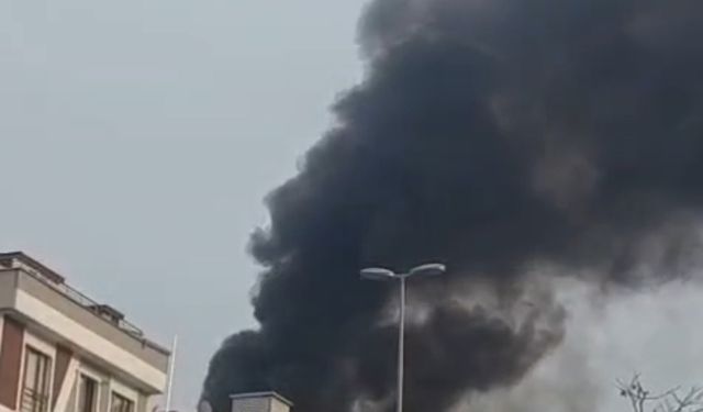 İstanbul- Küçükçekmece'de 5 katlı binanın çatısında çıkan yangın söndürüldü