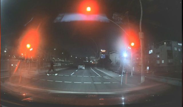  İstanbul - Sultangazi'de kırmızı ışıkta durmadı; yaya ölümden döndü 