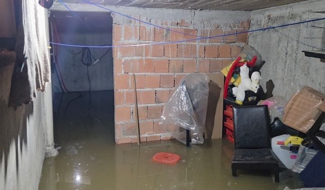 İstanbul - Sultangazi'de sokakta rögar tıkandı; 3 katlı binanın bodrum katını su bastı