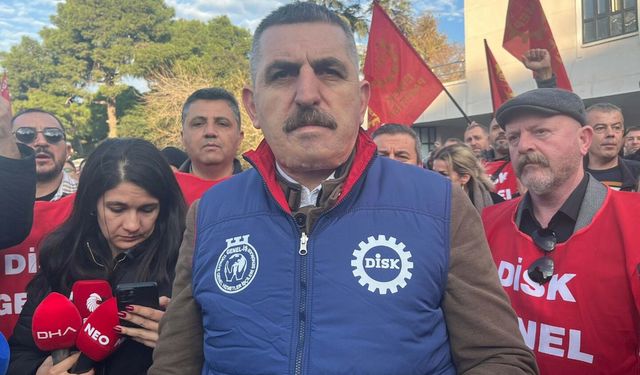 İzmir'de belediye işçileri 'çıplak ayakla' yürüdü